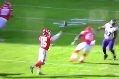 Patrick Mahomes throws TD pass of the season, a no-look toss in