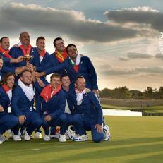 PARIS, FRANCE - SEPTEMBER 30: The European Team celebrate with the trophy after securing victory in the singles matches of the 2018 Ryder Cup at Le Golf National on September 30, 2018 in Paris, France. (Photo by Richard Heathcote/Getty Images)
