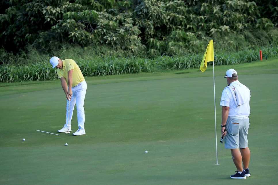 bryson-dechambeau-sentry-toc-2019-practice-rounds-putting.jpg