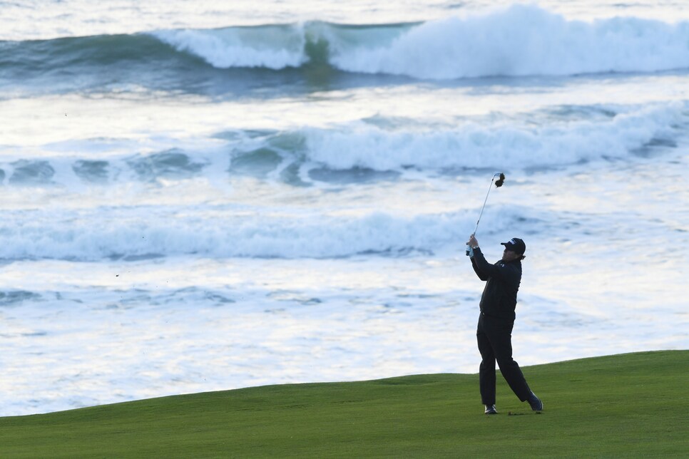 phil-mickelson-pebble-beach-sunday-2019-pacific-background-swinging.jpg