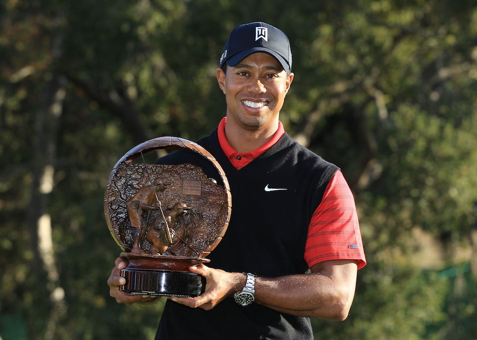 Чарльз шин. Tiger Woods receiving Trophy photos.