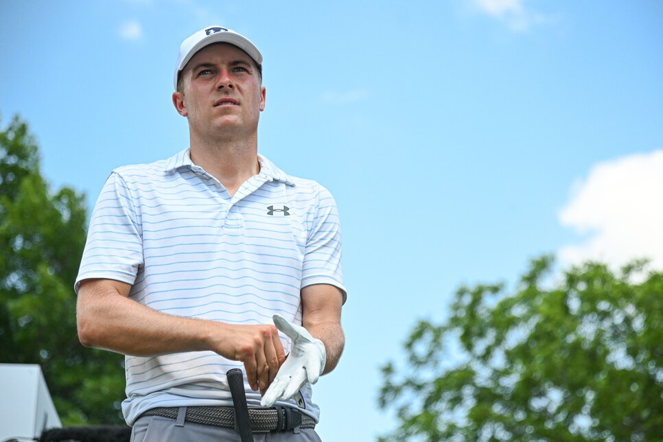 jordan-spieth-charles-schwab-challenge-2019-saturday-golf-glove.jpg