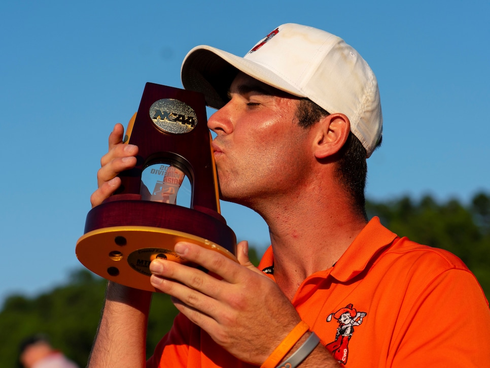 matthew-wolff-NCAA-trophy-2019-individual.jpg