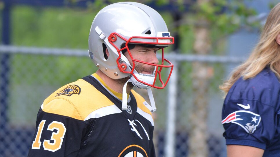 Julian Edelman shows up to practice in Bruins jersey, sparks mass