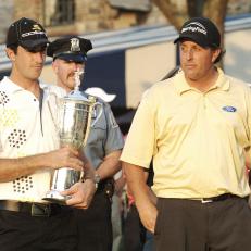 Mamaroneck, UNITED STATES:  Geoff Ogilvy (L) of Australia holds the trophy after winning the US Open Championship 18 June 2006 at Winged Foot Golf Club in Mamaroneck, NY.  Phil Mickelson (R) of the US finished in a three-way tie for second with Jim Furyk of the US and Colin Montgomerie of Scotland.  AFP PHOTO/Stan HONDA  (Photo credit should read STAN HONDA/AFP/Getty Images)