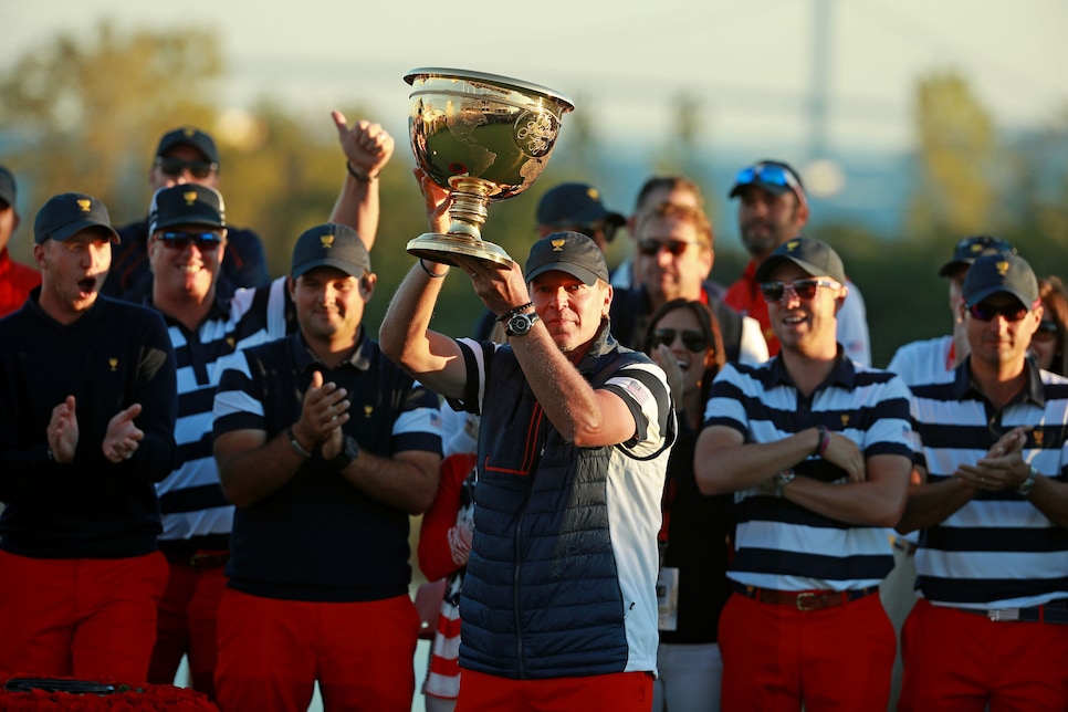 steve-stricker-2017-presidents-cup-team-trophy.jpg