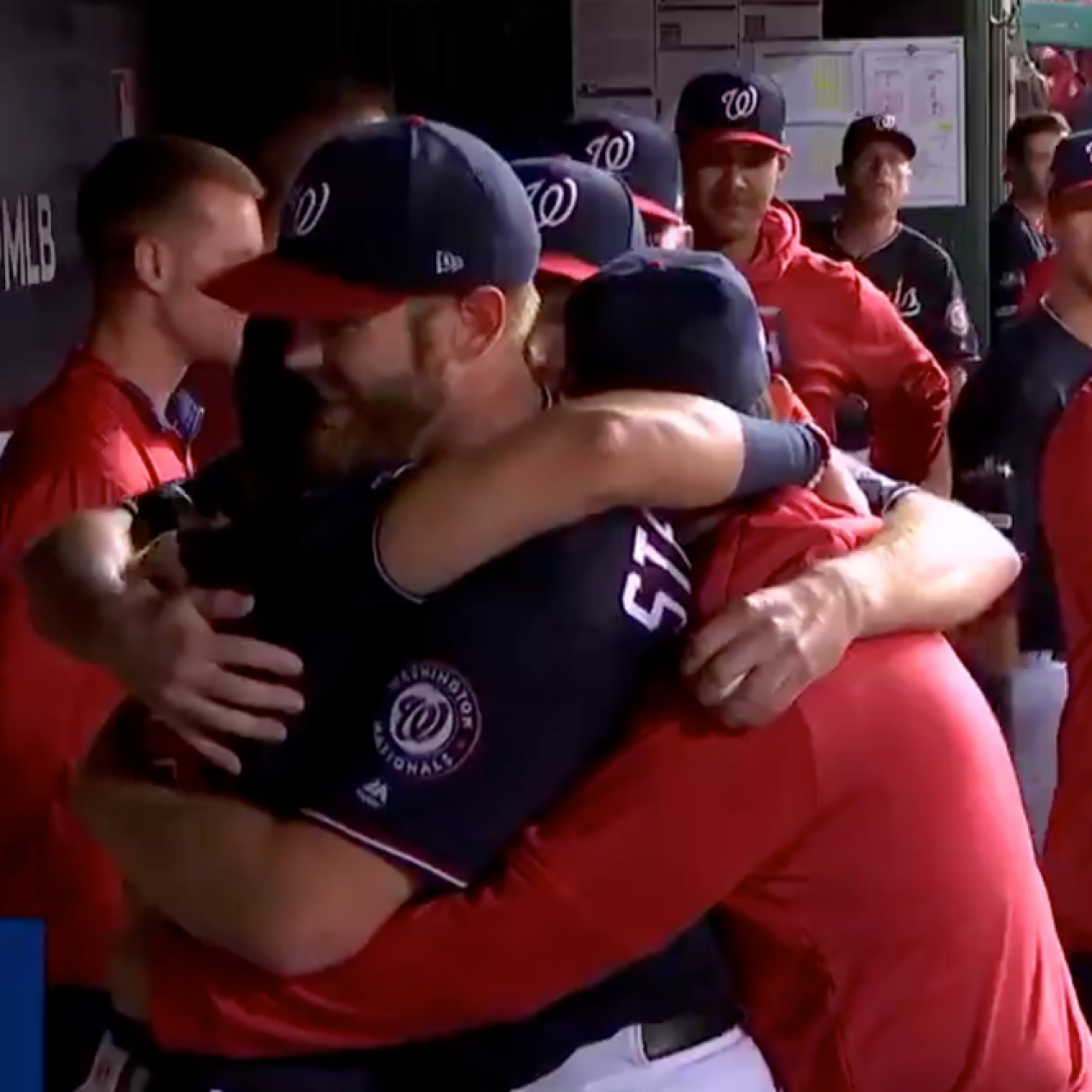 World Series: Scherzer, Sánchez share amazing hug after Nationals' win