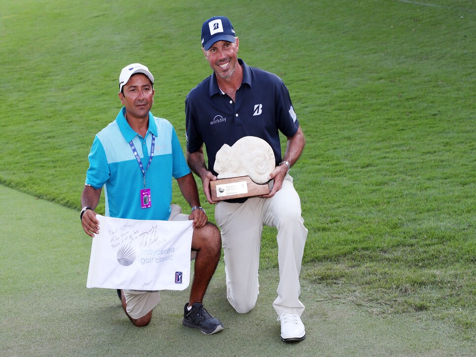 /content/dam/images/golfdigest/fullset/2019/11/12/5dcb2bb754eea40008febc34_matt-kuchar-david-el-tucan-ortiz-mayakoba-2018-post-victory.jpg