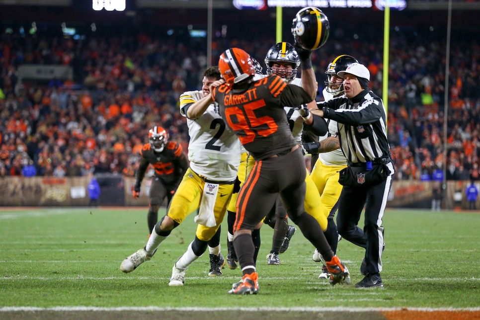 Browns fans hit a Mason Rudolph piñata before the game - Los