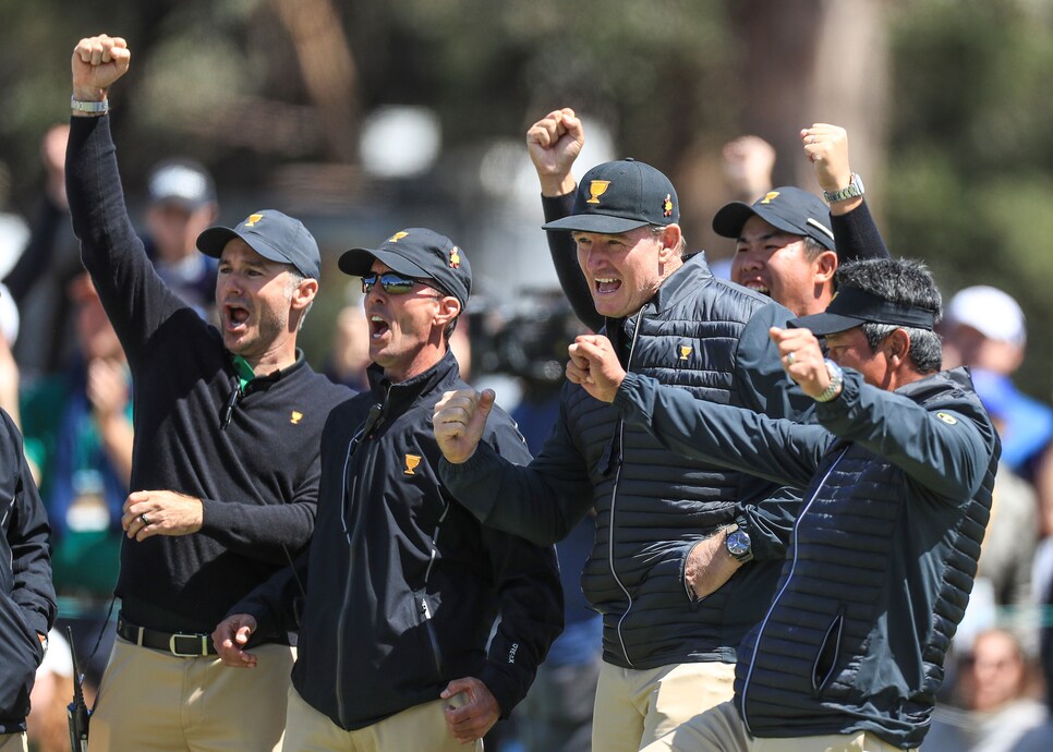 ernie-els-presidents-cup-2019-day-1-cheer-assistants.jpg