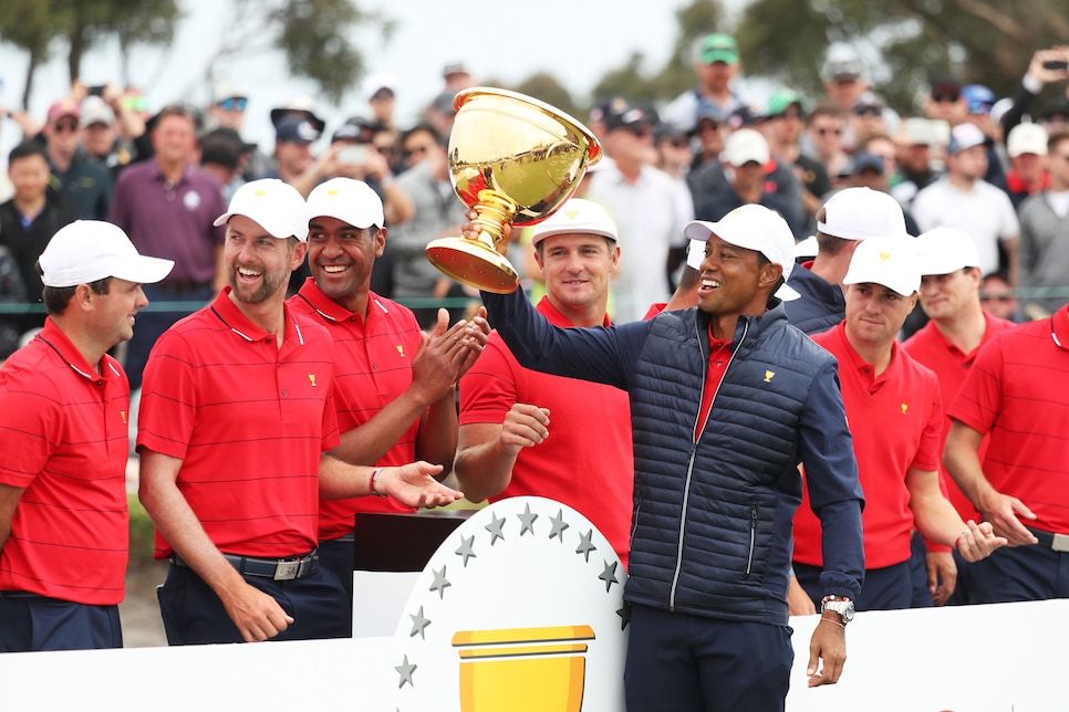 tiger-woods-team-trophy-presidents-cup-2019.jpg