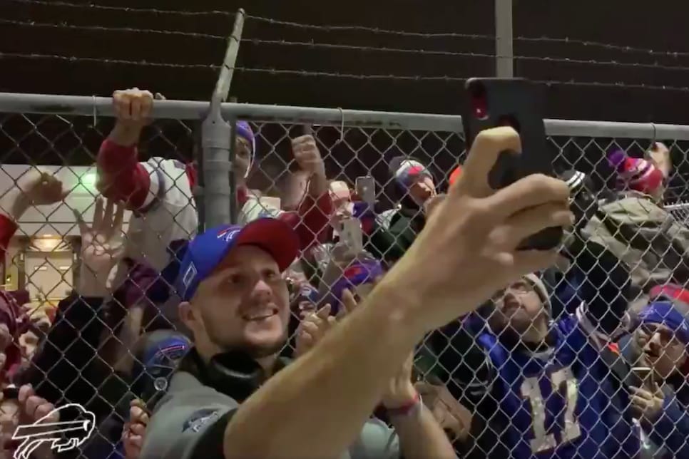 Buffalo Bills fans welcome new signings with wings at airport (video)