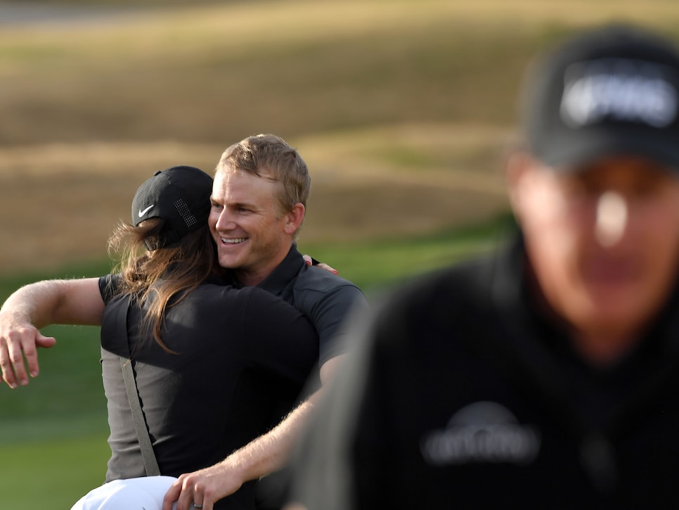 adam-long-desert-classic-2019-sunday-hug-wife-phil-foreground.jpg