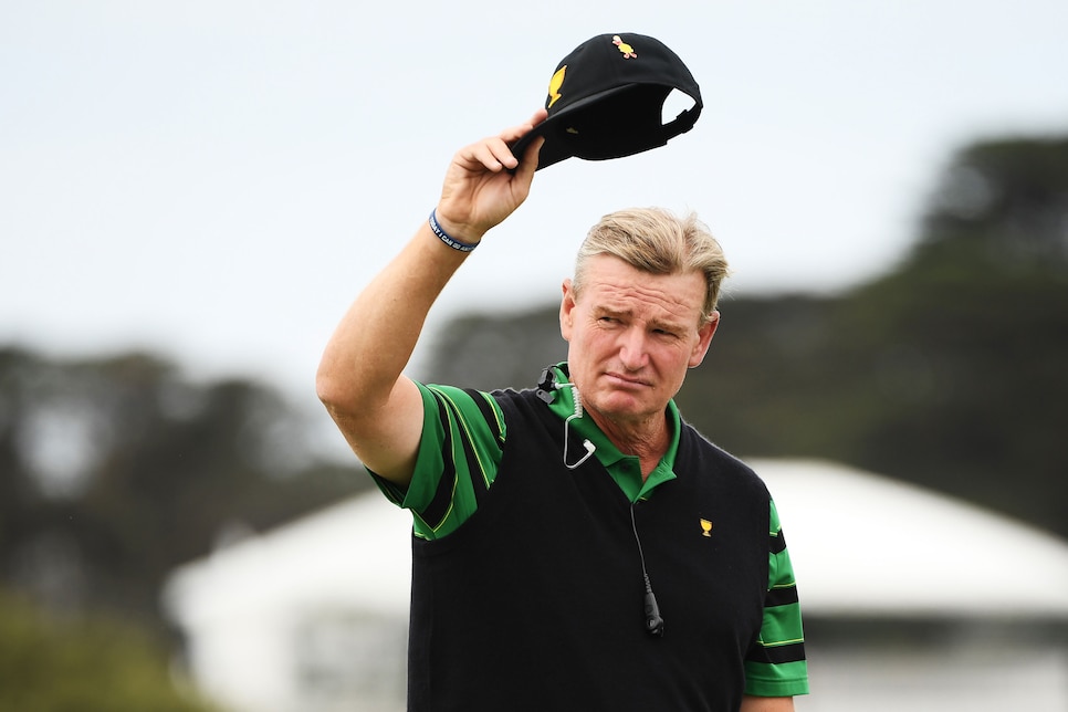 ernie-els-presidents-cup-2019-waving-hat.jpg