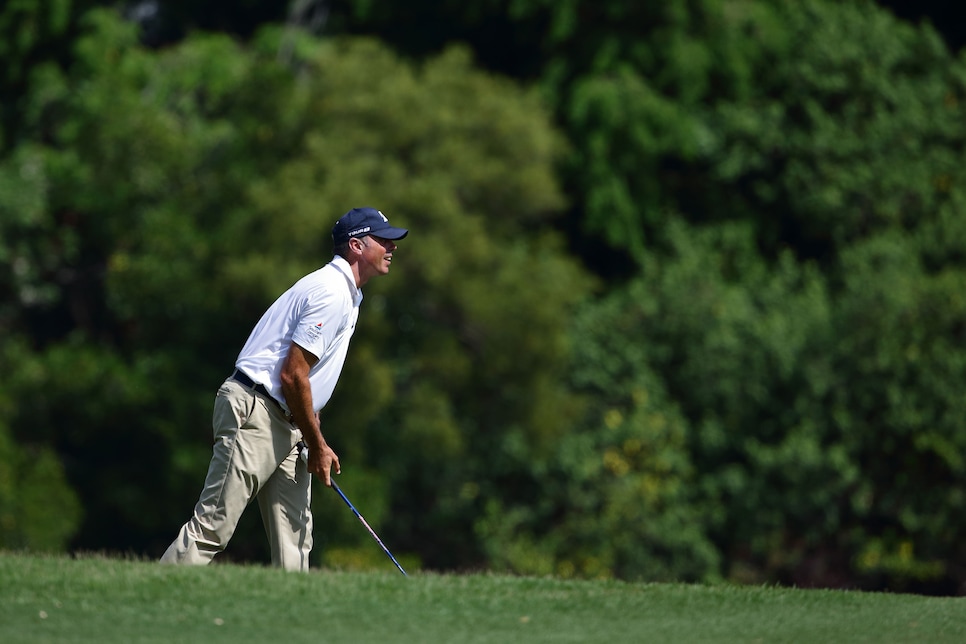 matt-kuchar-watching-golf-ball.jpg