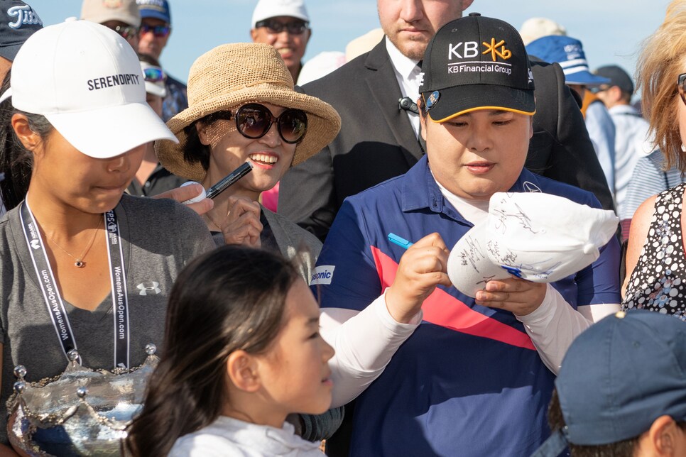 inbee-park-womens-australian-open-2020-signing-autographs.jpg