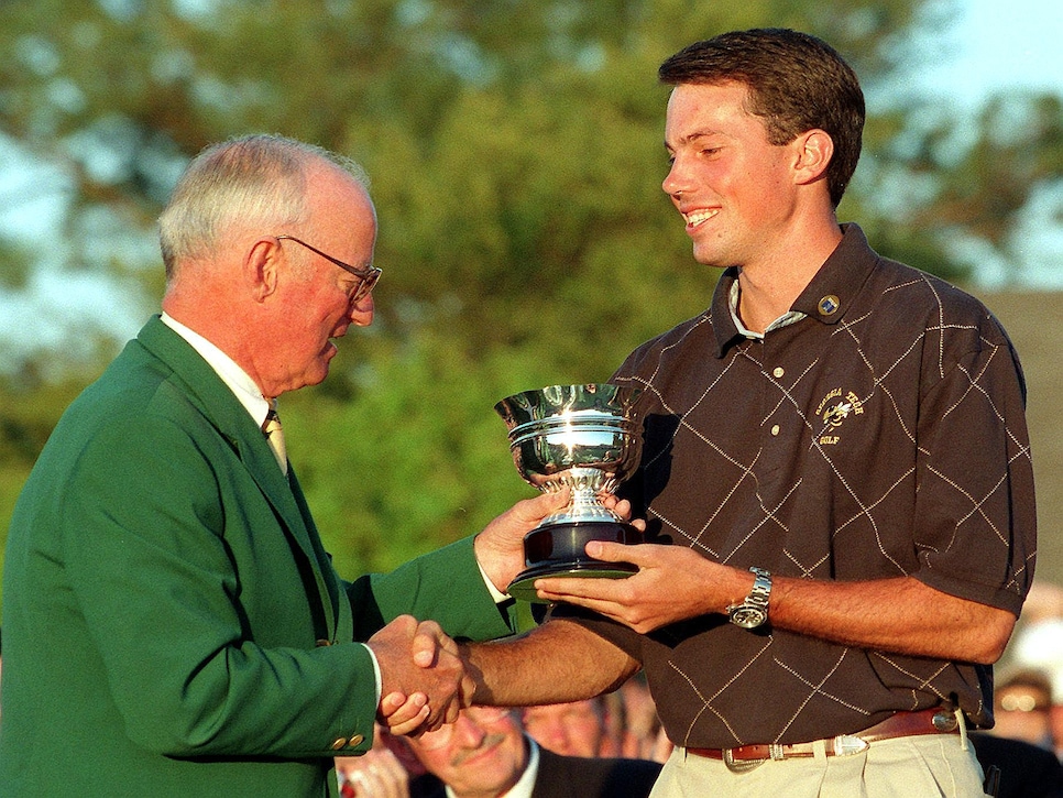 1997 US Amateur champion Matt Kuchar (R) receives