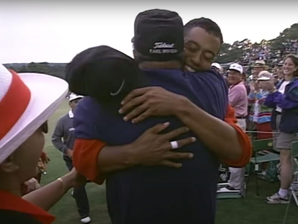 masters-defining-moments-tiger-earl-hug-1997.jpg