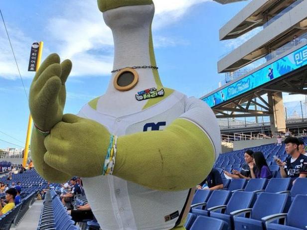 Downtown Dave on X: Wahoos fans! Grab a picture with the best mascot in  baseball Kazoo thanks to the @coxcomm Virtual Meet & Greet! Head to   to snap your selfie!  /