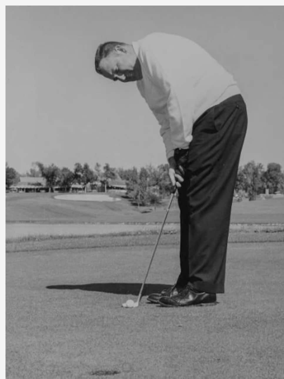 /content/dam/images/golfdigest/fullset/2020/05/Billy Casper putting.png