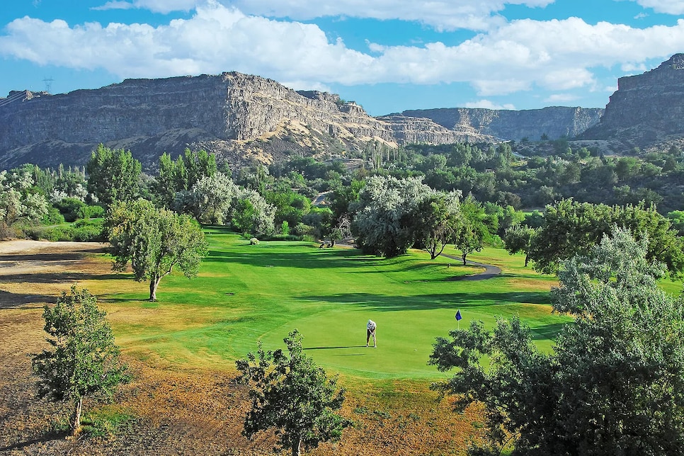 https://www.golfdigest.com/content/dam/images/golfdigest/fullset/2020/05/canyonsprings_2.jpg