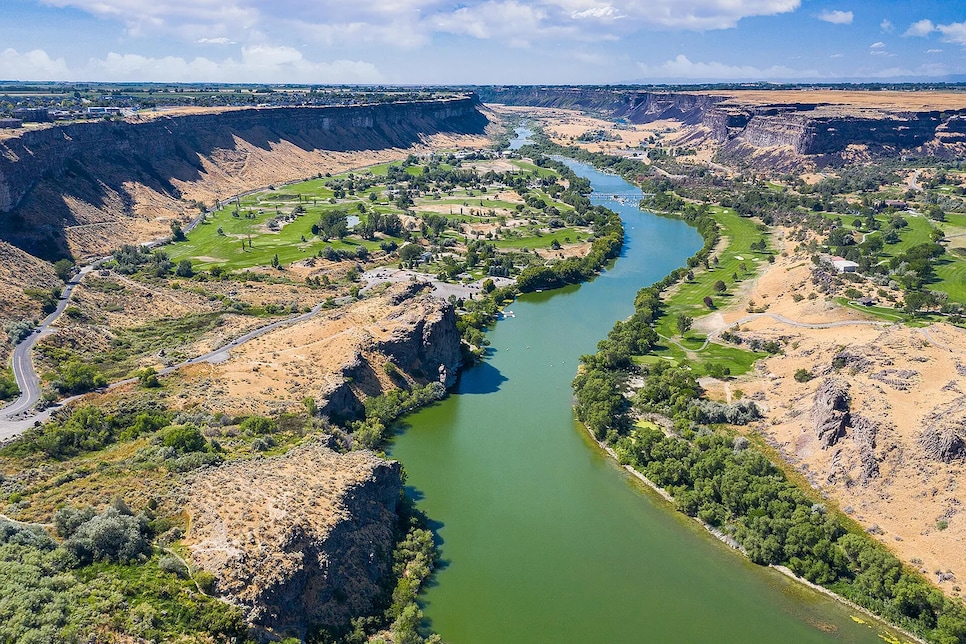 https://www.golfdigest.com/content/dam/images/golfdigest/fullset/2020/05/canyonsprings_4.jpg