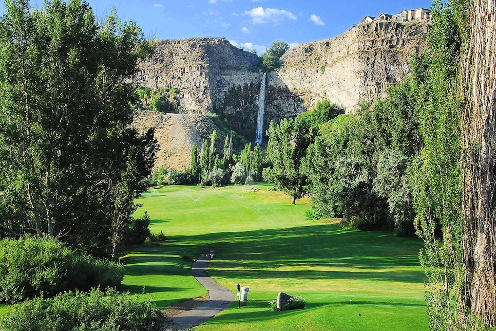 https://www.golfdigest.com/content/dam/images/golfdigest/fullset/2020/05/canyonsprings_5.jpg