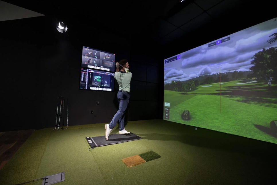 Golf air travel just got a little less terrible thanks to the Denver Airport’s new golf simulator bar – Australian Golf Digest