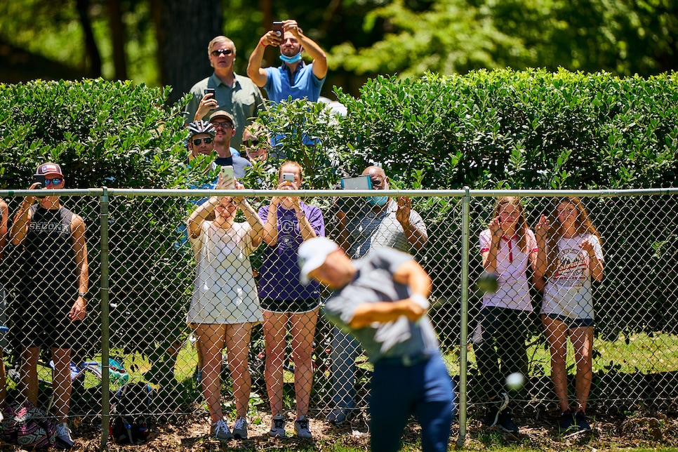 /content/dam/images/golfdigest/fullset/2020/06/colonial-photo-essay/DC-colonial-2020-photo-essay-thursday-jordan-spieth-fans-behind-fence.jpg