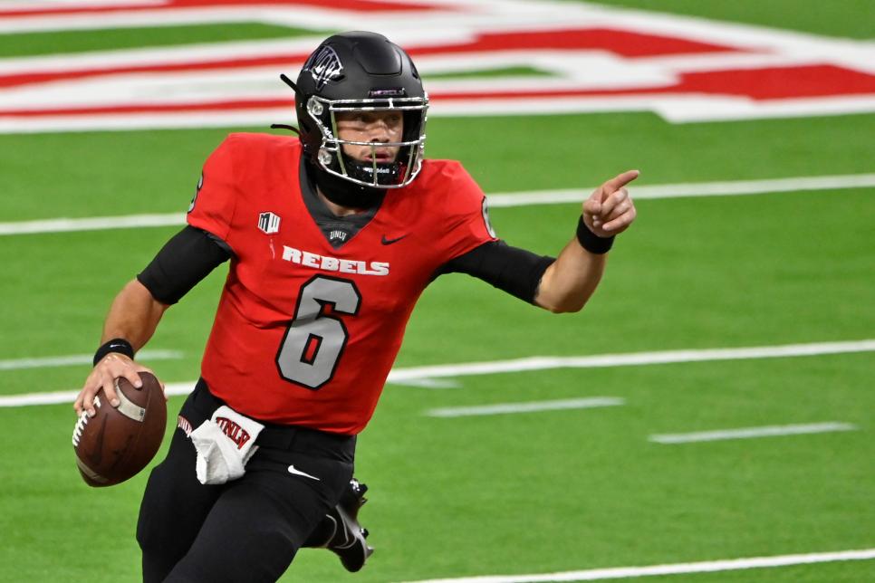 UNLV QB issues apology for eating sushi off nude model on 