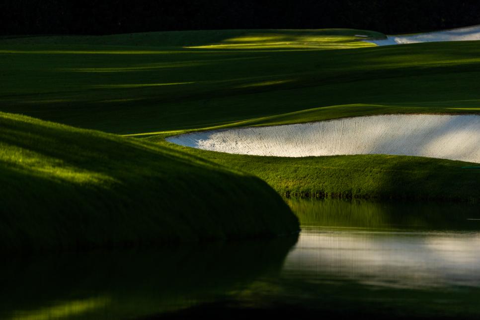 /content/dam/images/golfdigest/fullset/2020/11/bunkers-and-water.jpg