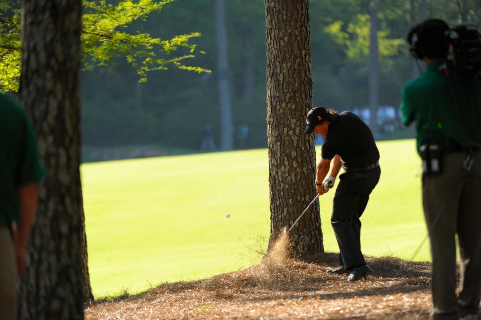 /content/dam/images/golfdigest/fullset/2020/11/dom-furore-masters-best-phil-mickelson-13th-2010-pines.jpg