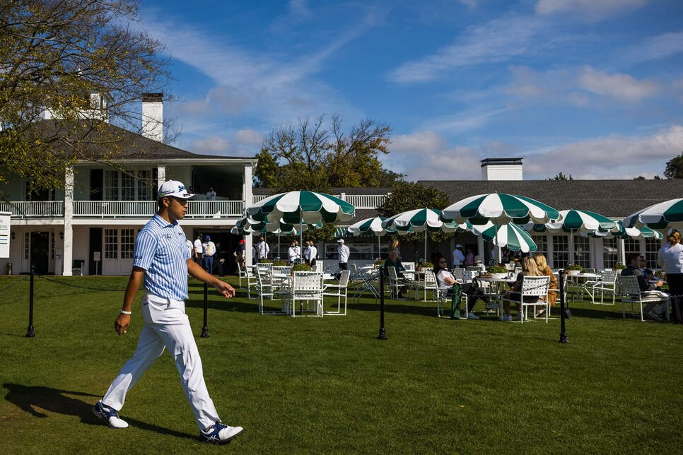 /content/dam/images/golfdigest/fullset/2020/11/masters-2020-saturday-clubhouse-hideki-matsuyama-no-fans.jpg