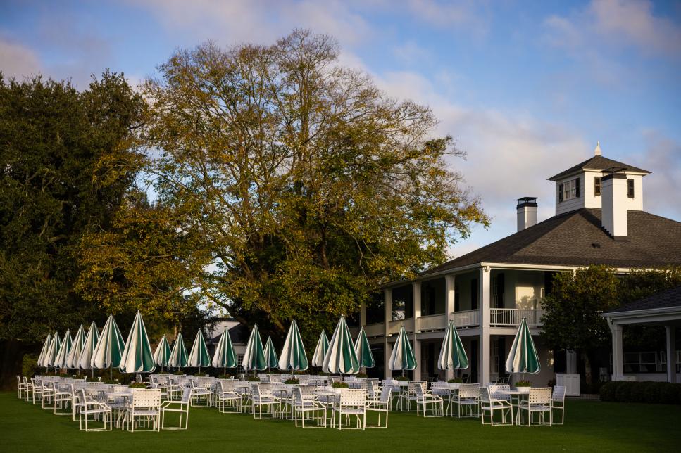 /content/dam/images/golfdigest/fullset/2020/11/masters-photo-essay-2020-monday-bw-tables-clubhouse-outside.jpg
