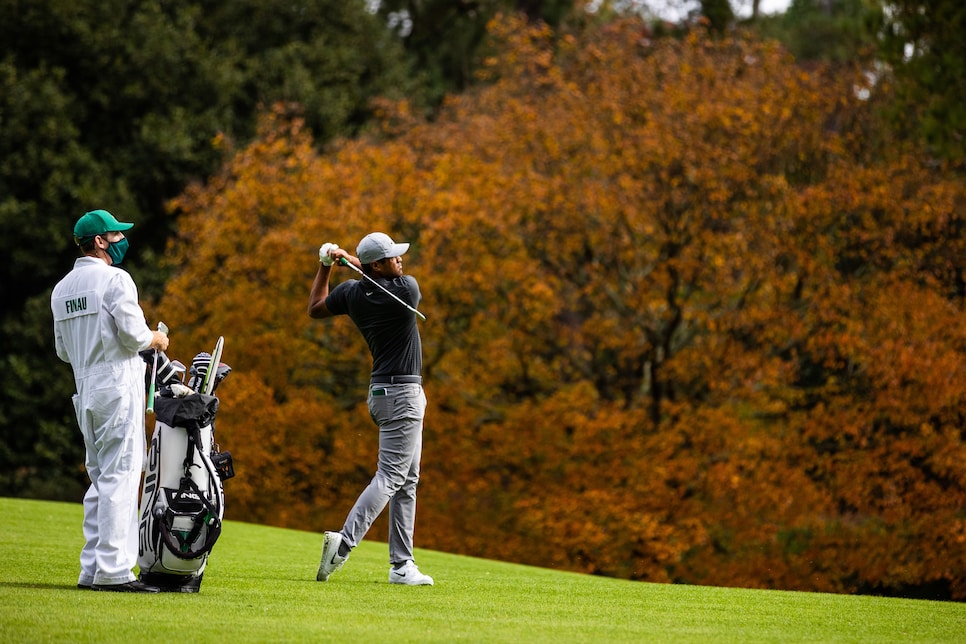 /content/dam/images/golfdigest/fullset/2020/11/tony-finau-masters-2020-tuesday-practice-swing.jpg