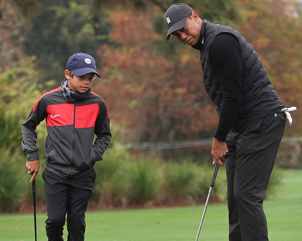 /content/dam/images/golfdigest/fullset/2020/12/charlie-woods-tiger-woods-pnc-championship-2020-thursday-putting.jpg