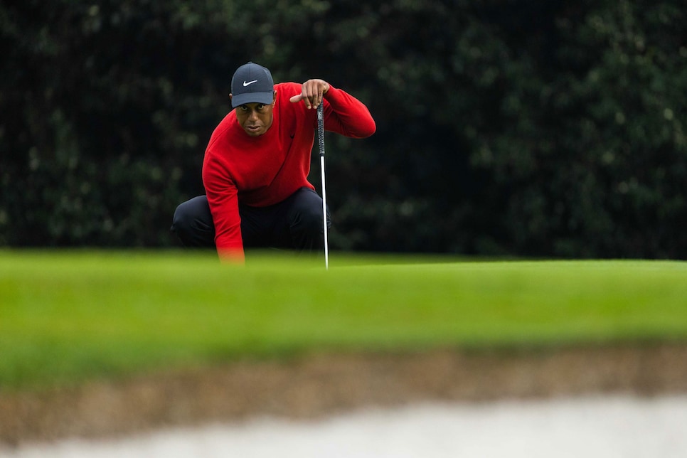 /content/dam/images/golfdigest/fullset/2020/12/tiger-woods-2021-look-ahead-putting.jpg