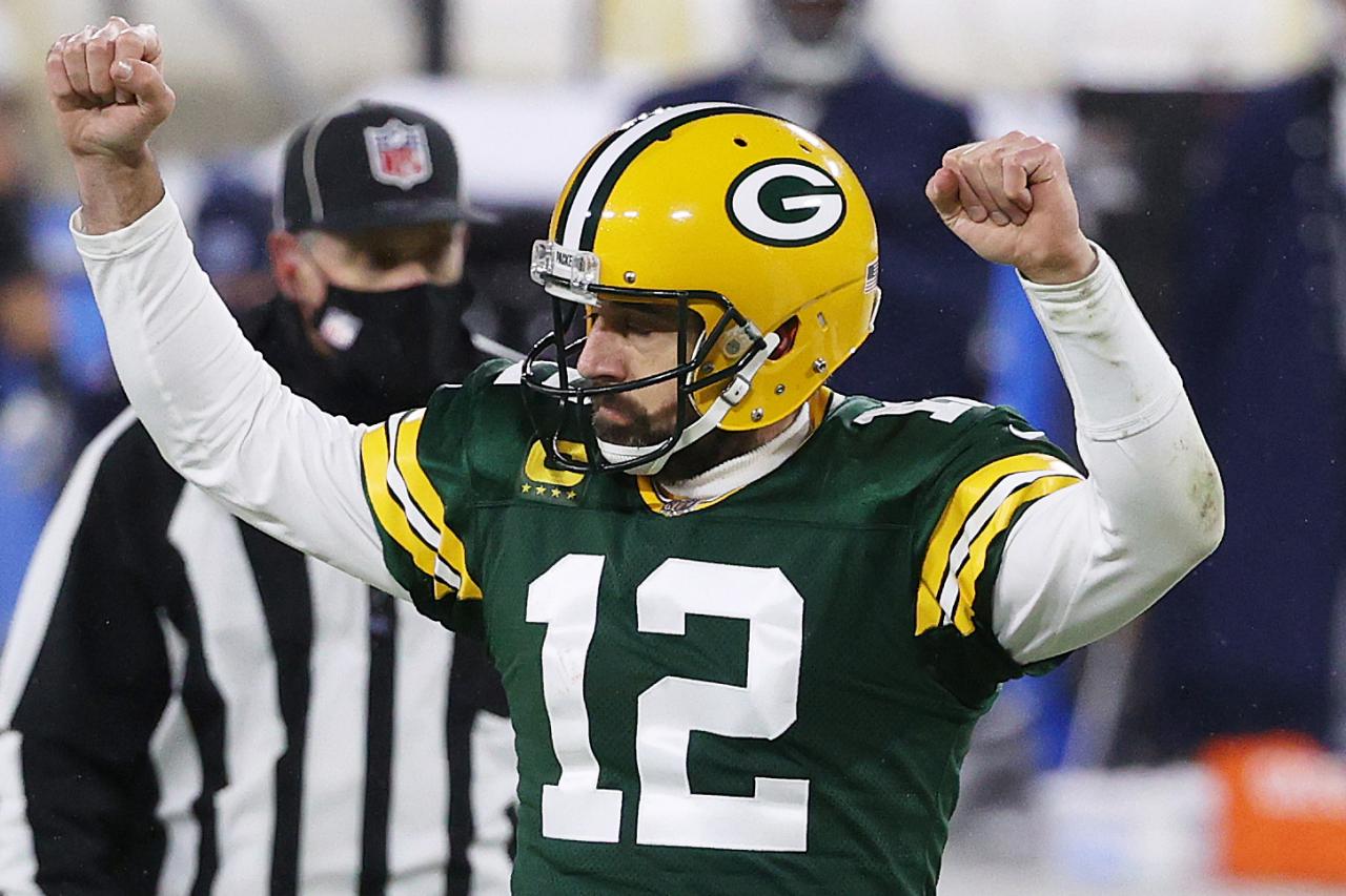 Aaron Rodgers throws 4 TD passes in the snow as the Green Bay