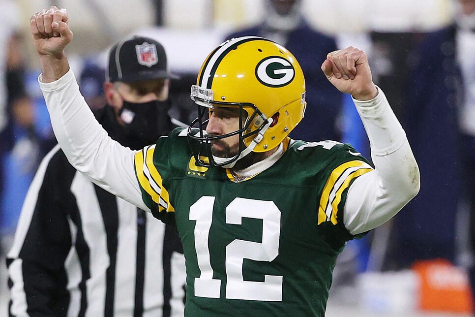 Aaron Rodgers tosses 5 TD passes, Packers beat Raiders 42-24 to go 6-1