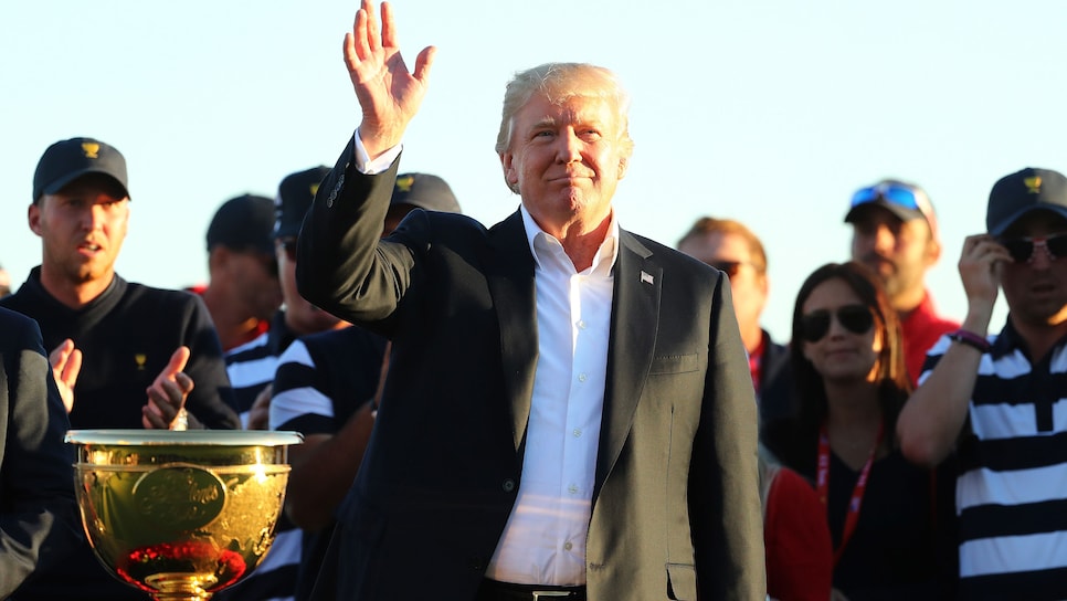 JERSEY CITY, NJ - OCTOBER 01:  U.S. President Donald Trump presents the U.S. Team with the trophy after they defeated the International Team 19 to 11 in the Presidents Cup at Liberty National Golf Club on October 1, 2017 in Jersey City, New Jersey.  (Photo by Elsa/Getty Images)