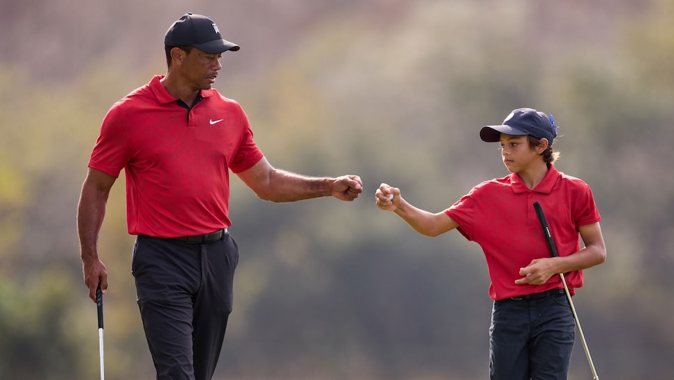 /content/dam/images/golfdigest/fullset/2021/12/gd-2021-pnc-tiger-charlie-sunday-fist-bump.jpg