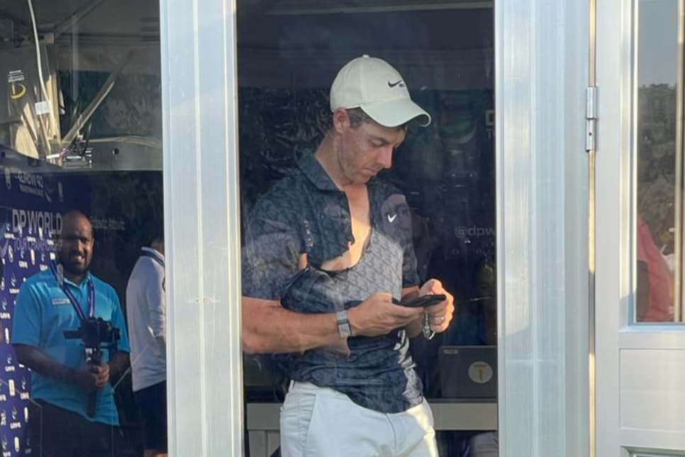 /content/dam/images/golfdigest/fullset/2021/12/roryrippedshirt.png