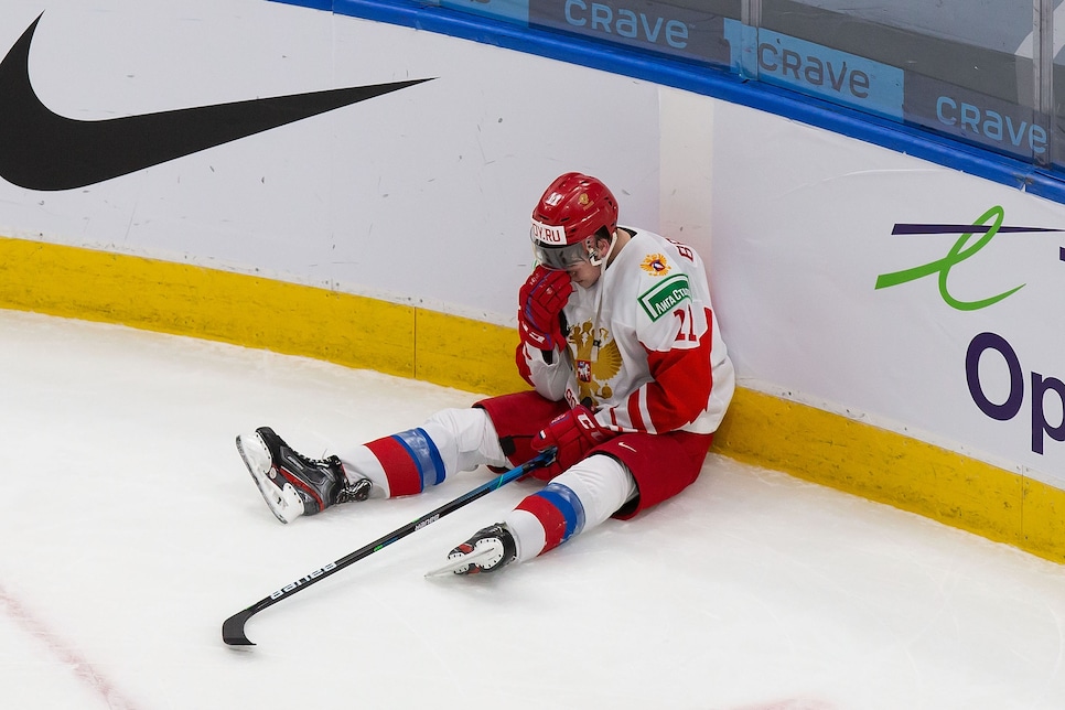 Legendary Red Wing Chris Chelios claims he drank beers on the bench during  the 2009 Winter Classic (for a good reason), This is the Loop