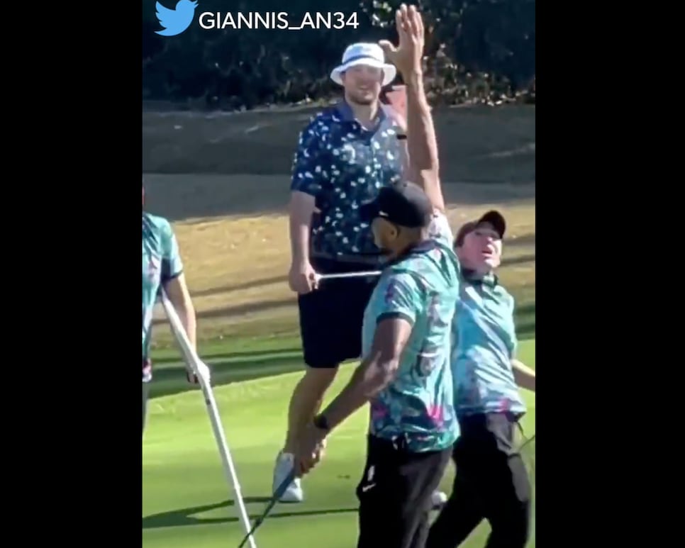 /content/dam/images/golfdigest/fullset/2021/221109-giannis-high-five.png