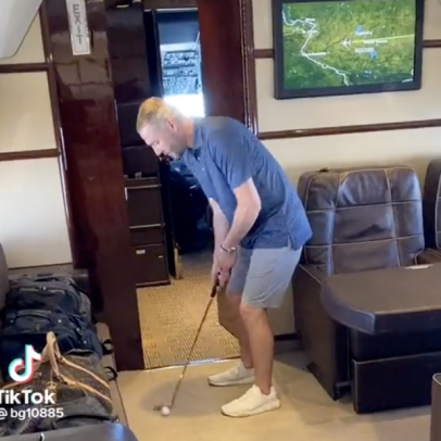 Man makes absurdly long putt in absurdly large private jet, celebrates appropriately