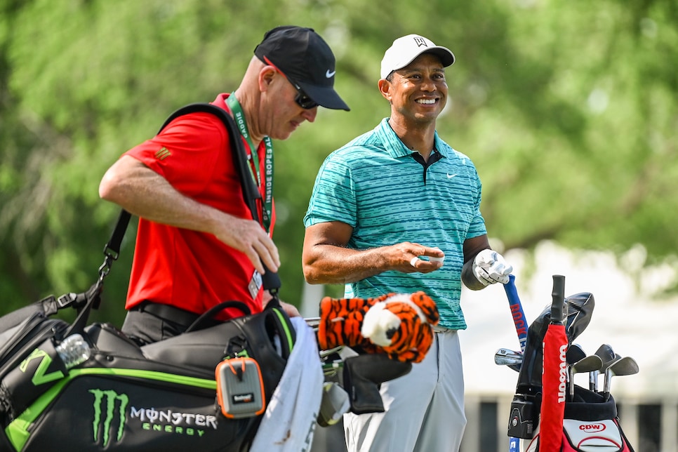 https://golfdigest.sports.sndimg.com/content/dam/images/golfdigest/fullset/2021/230223-tiger-bag1.jpg.rend.hgtvcom.966.644.suffix/1677163188008.jpeg