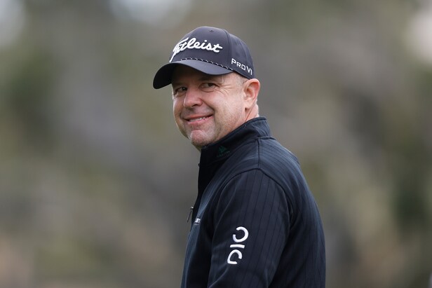 former-club-pro-makes-clutch-putt-to-keep-pga-tour-champions-spot,-advance-in-charles-schwab-cup