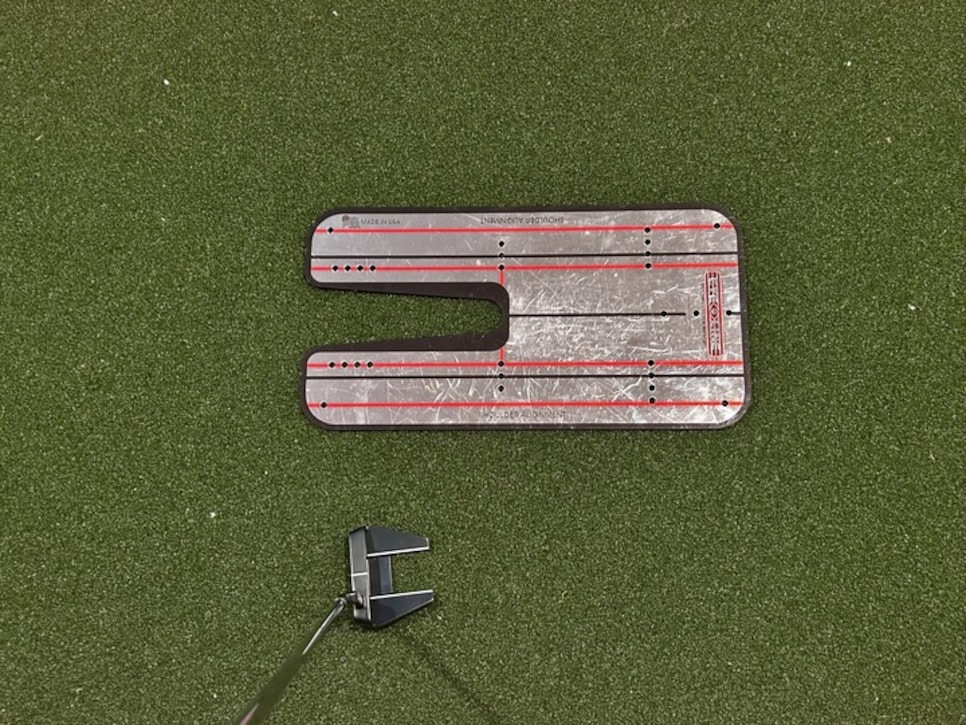 https://www.golfdigest.com/content/dam/images/golfdigest/fullset/2021/240417-putting-mirror.jpg