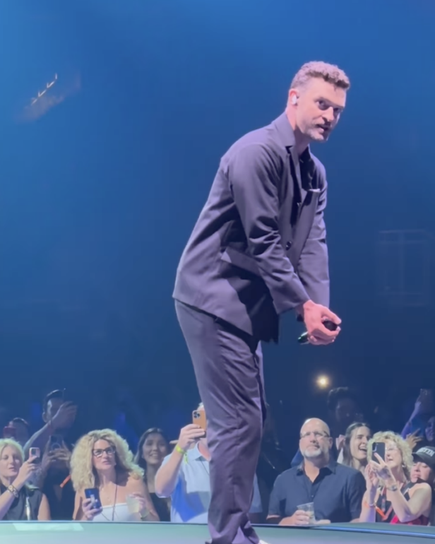 Justin Timberlake has Sergio Garcia take a look at his golf swing during middle of concert