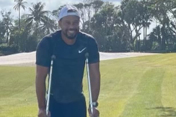 crutches himself muletas seit unfall auftritt marlen reusser sonriendo accidente erstes mostrarsi recupera camina apoyado incidente golfdigest bote souriant publie